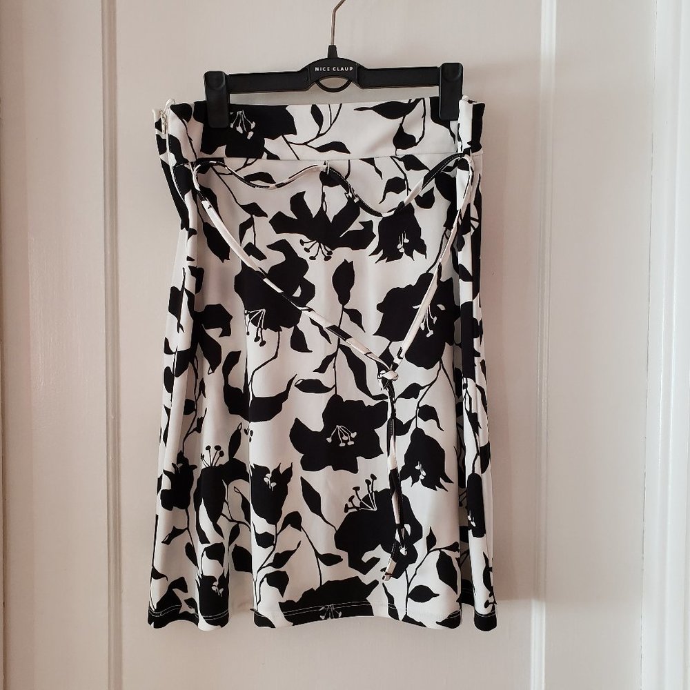 H&M Floral Black and White Midi Flowy Skirt Size 8 Side Zip Belt Sash Polyester
